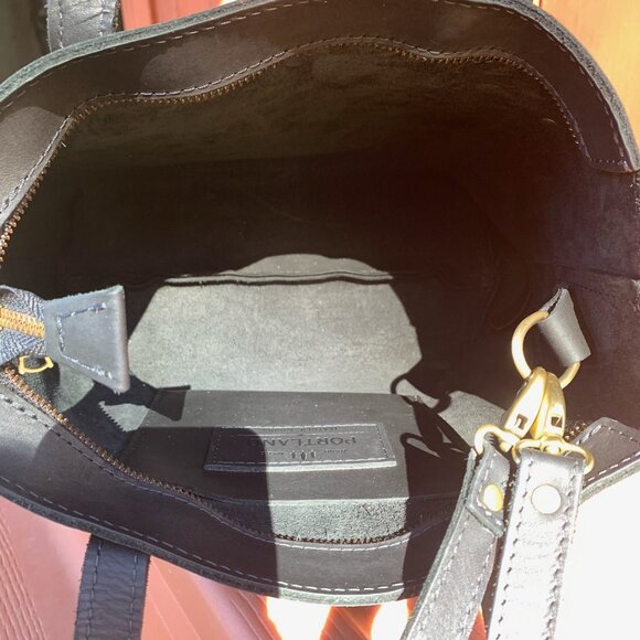 NEW Portland Leather zippered medium crossbody tote w/ strap extender black - Picture 7 of 8